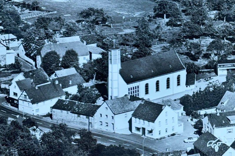 Luftaufnahme von der Kirche in Antweiler